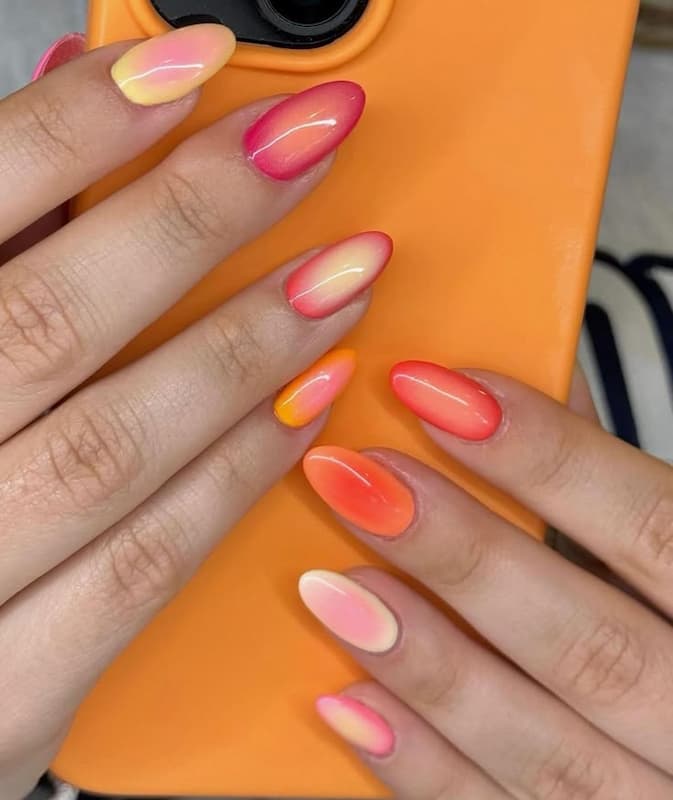 Mẫu nail phối màu tương đồng hồng – cam – vàng, kết hợp kỹ thuật ombre chuyển màu nhẹ nhàng