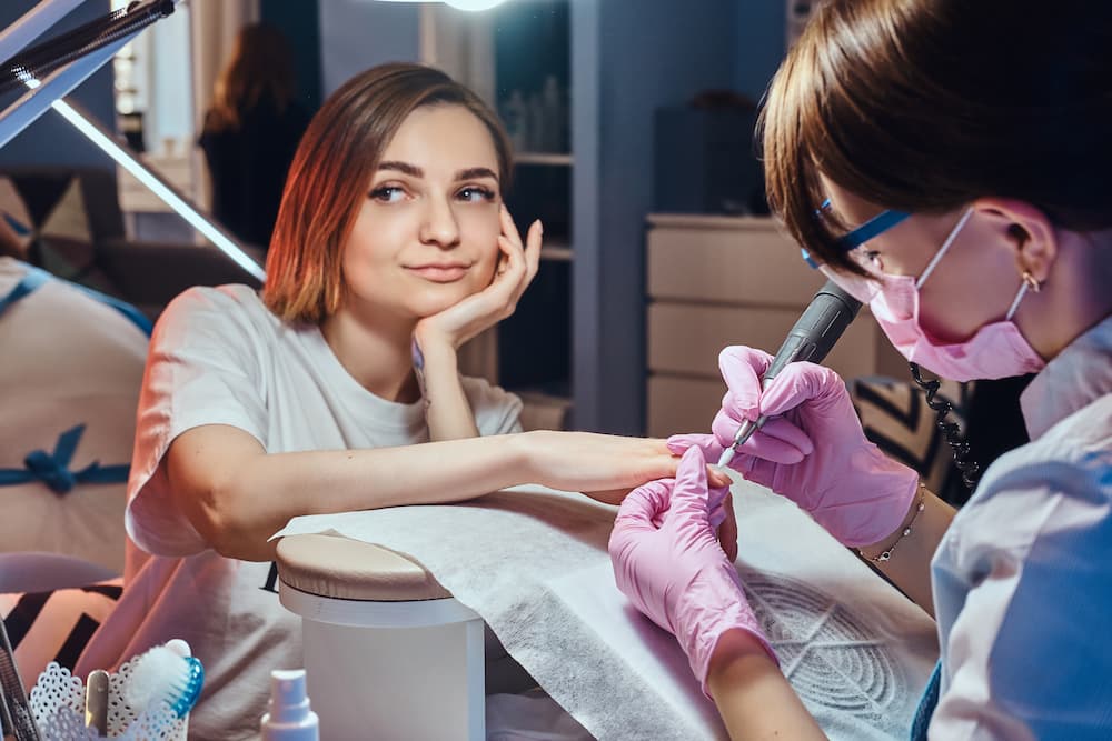 Khách hàng nước ngoài sử dụng dịch vụ trong nghề Nail định cư quốc tế