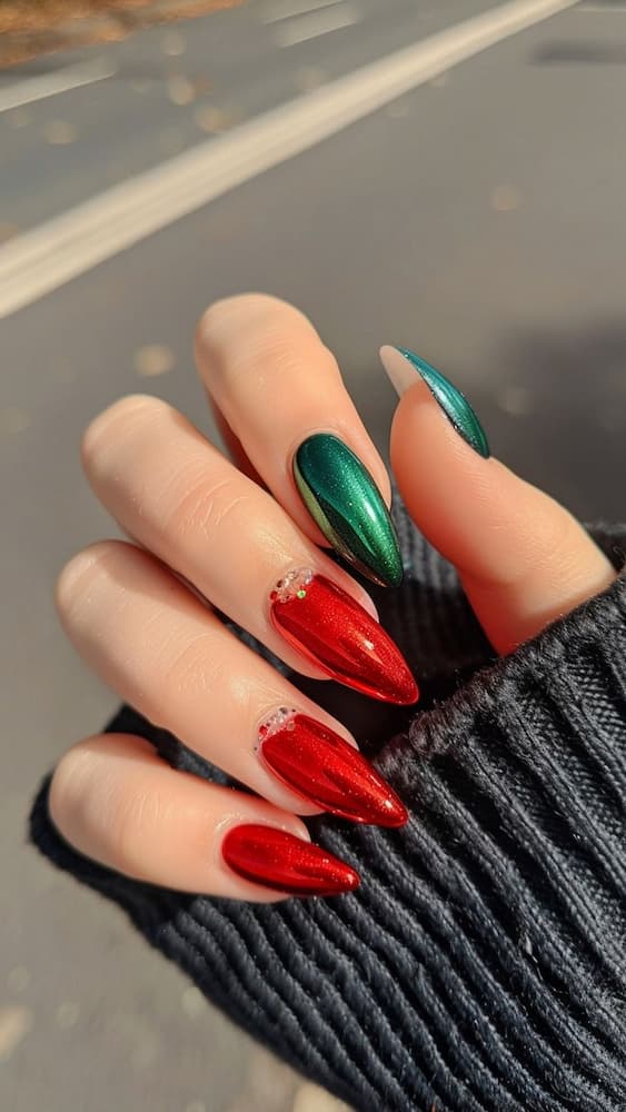 Phối màu nail tương phản đỏ – xanh lá ánh kim, mẫu nail cá tính ứng dụng kỹ thuật colour wheel