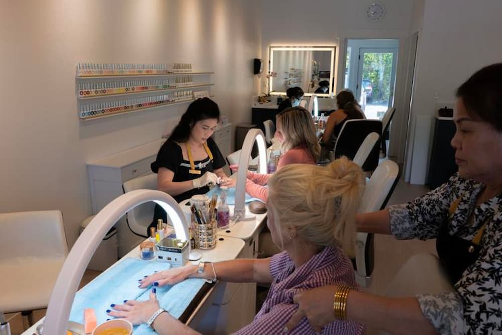 Người Việt làm chủ tiệm Nail tại nước ngoài – Cơ hội việc làm, định cư và thu nhập ổn định từ nghề Nail