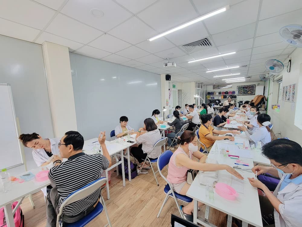 Lớp thực hành mẫu thật tại Jasmine – đào tạo học nghề thẩm mỹ Mỹ để đủ điều kiện hành nghề thẩm mỹ tại Mỹ