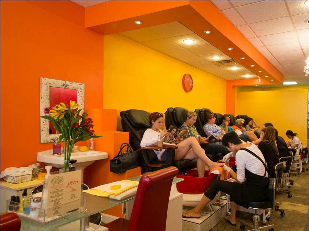 Bài viết chia sẻ về mức thu nhập thợ nail ở Mỹ và sự khác biệt giữa các khu vực làm việc của thợ Nails người Việt