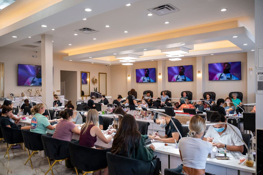 Bên trong tiệm nail đông khách – hình ảnh thực tế về làm nail ở Mỹ, từ thu nhập cao đến cơ hội định cư nhờ khóa học nail chuẩn Mỹ.