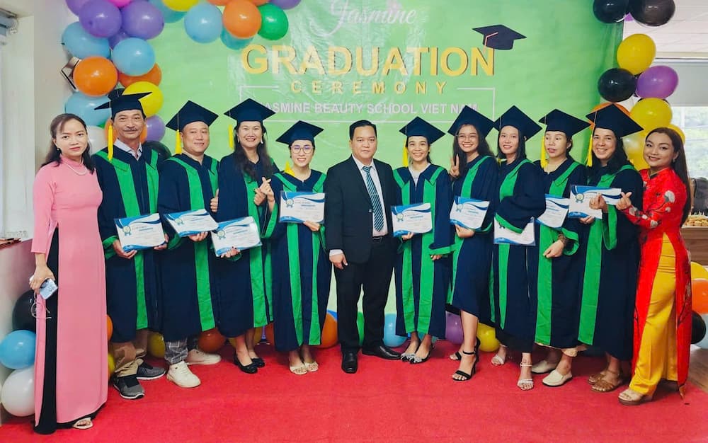 Học viên lớp Nails Đổi Giờ Mỹ K12 chụp ảnh tốt nghiệp cùng giảng viên tại Jasmine Beauty School Việt Nam