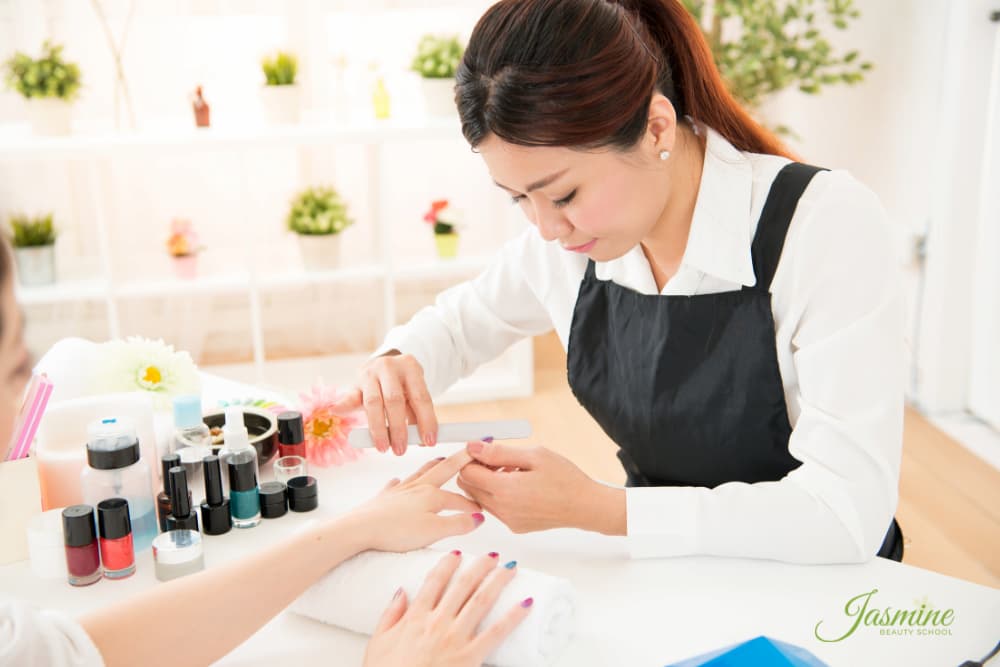 Người Việt học nghề Nail quốc tế để làm Nail ở Mỹ, tìm kiếm cơ hội lập nghiệp, thu nhập ổn định và phát triển nghề nghiệp lâu dài tại môi trường làm việc Nails Mỹ.