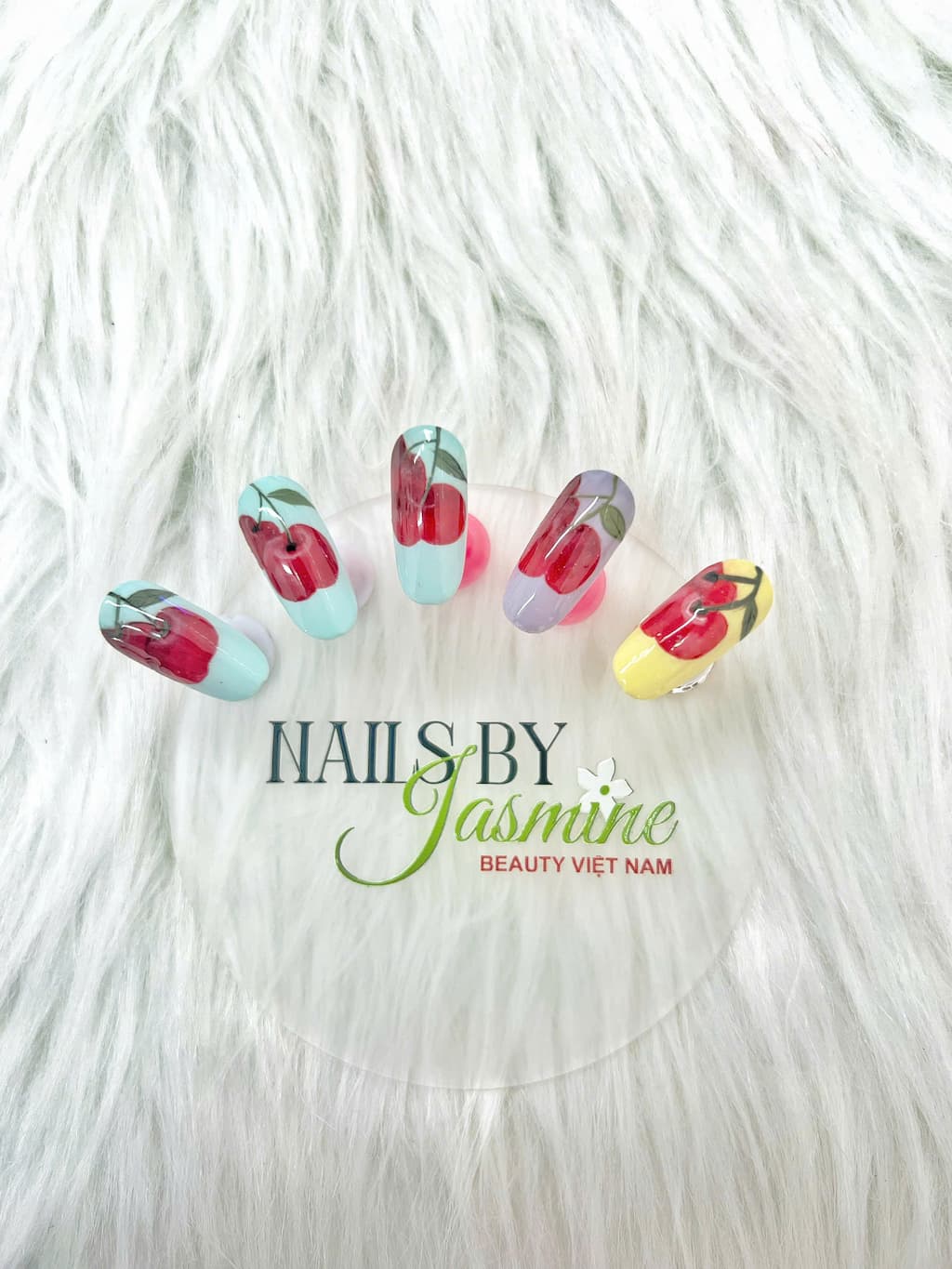 Bộ móng cherry đỏ trên nền pastel nhiều màu, mang lại cảm giác ngọt ngào và tươi mát đúng chuẩn mùa hè, do học viên Jasmine thực hiện