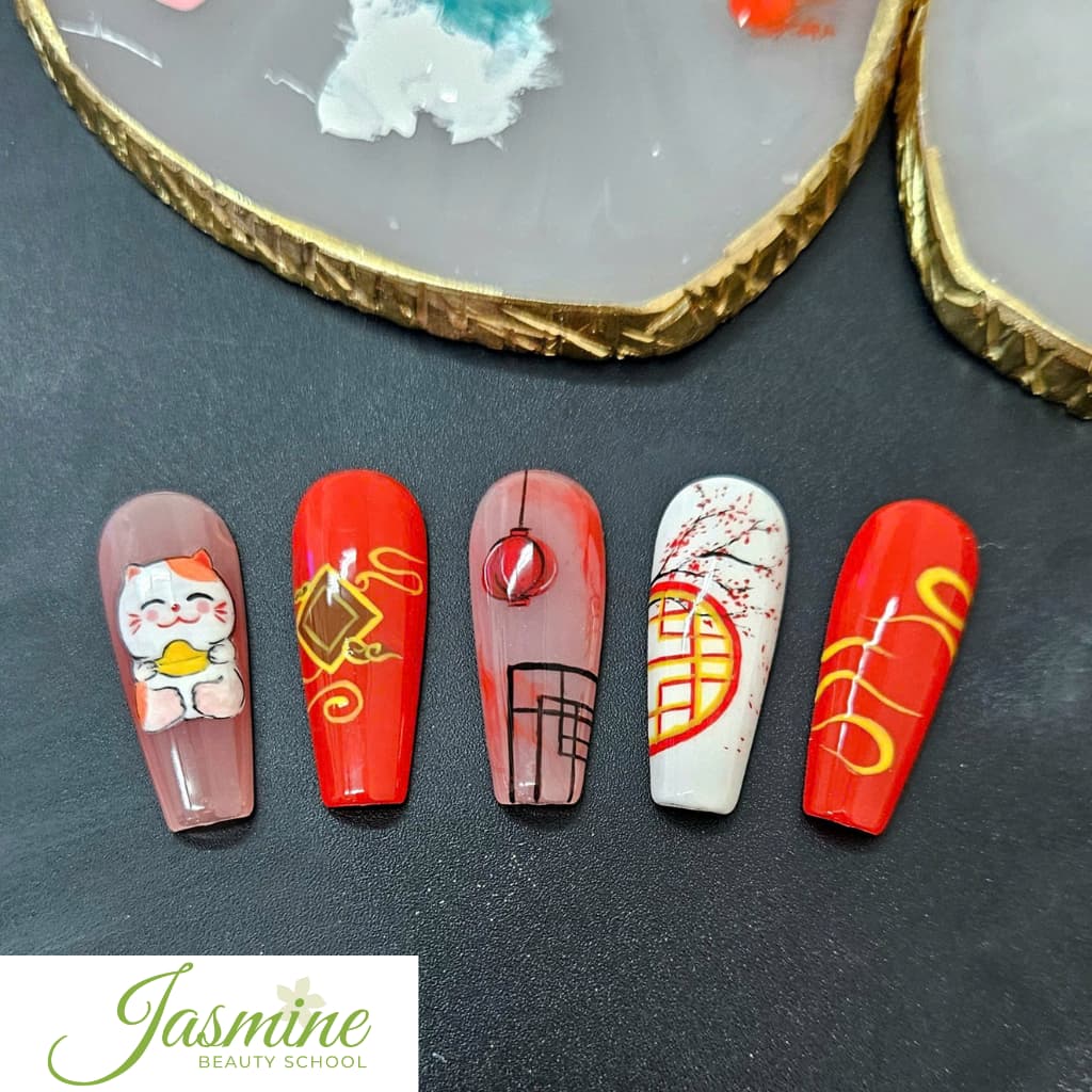 Bộ móng Tết đỏ với họa tiết mèo thần tài, đèn lồng và hoa văn truyền thống do học viên Jasmine thực hiện