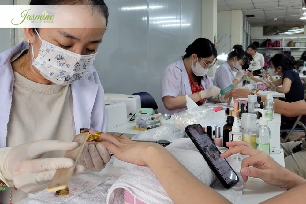 Học viên thực hành kỹ thuật dũa móng tay đúng chuẩn để tránh lỗi khi dũa móng