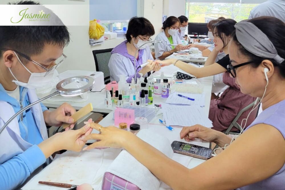 Học viên học kỹ thuật dũa móng tay tại Jasmine và được chỉnh sửa lỗi khi dũa móng ngay trên mẫu thật