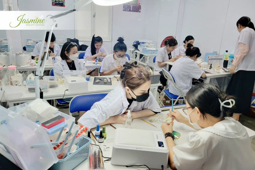 Học viên lớp học Nails định cư Mỹ trong giờ thực hành