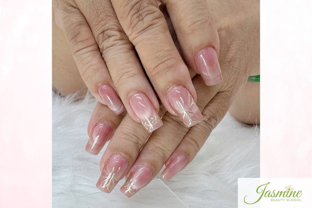 Sản phẩm học viên lên tay với kỹ thuật sơn gel nền nhũ và vẽ hoa ánh kim đầu móng bằng cọ râu