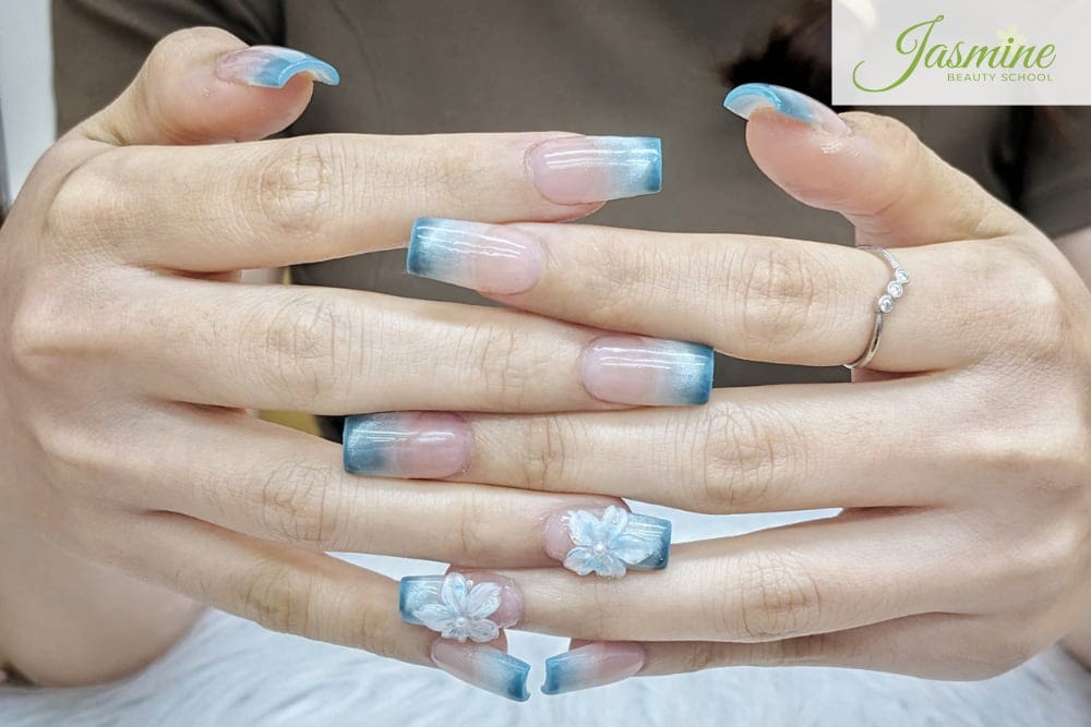 Sản phẩm học viên lên tay với kỹ thuật sơn ombre đầu móng kết hợp đắp hoa nổi 3D