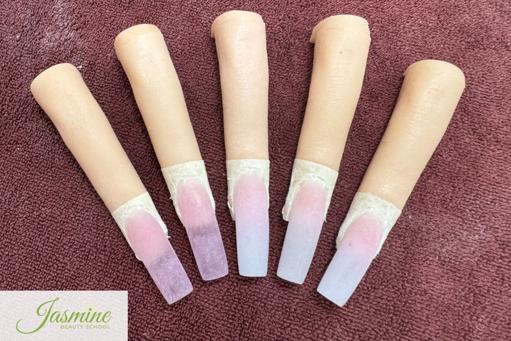 Bài thực hành đắp bột ombre trên tay giả – kỹ thuật nền tảng dành cho học viên mới học nail tại Jasmine
