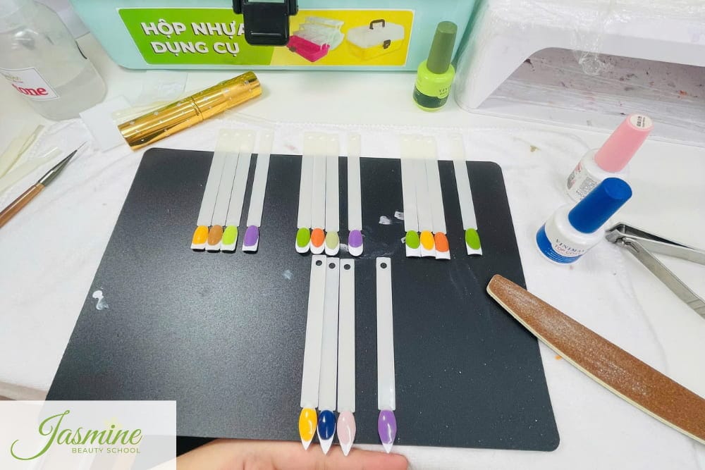 Bài thực hành dũa form móng và sơn gel French đầu móng trên bảng mẫu – kỹ thuật nền trong chương trình học nail cơ bản tại Jasmine