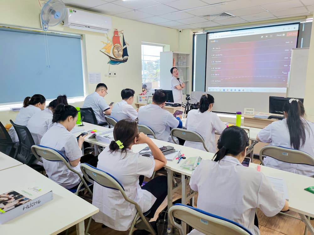 Lớp học Nail song ngữ tại Jasmine – Chuẩn bị thi bằng Nail tại Mỹ theo quy định State Board