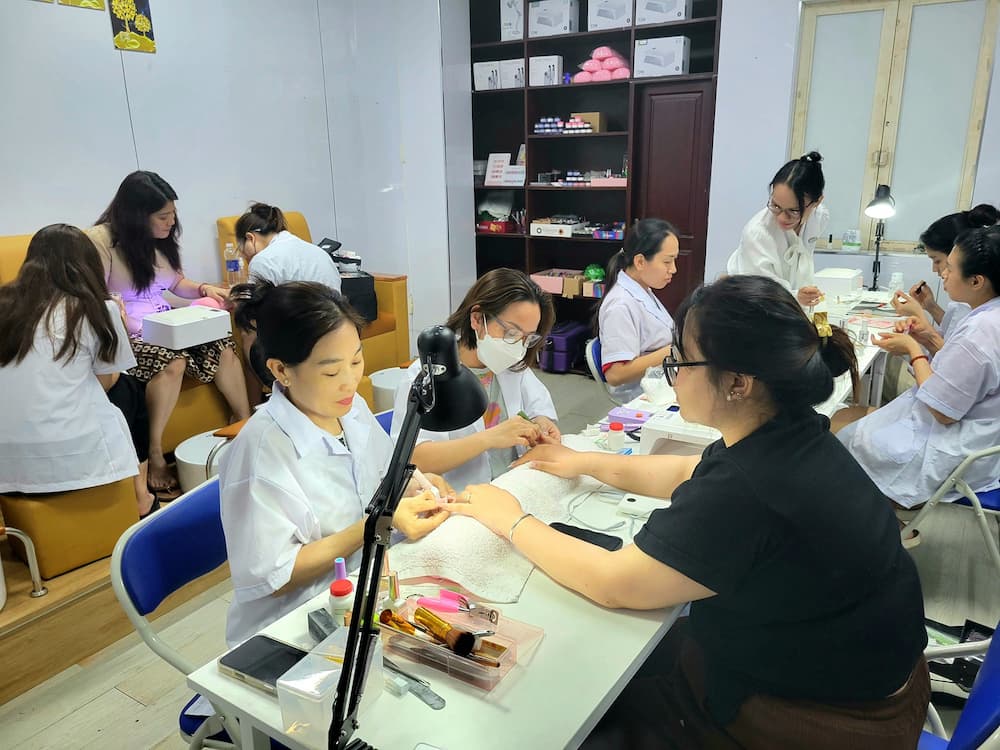 Lớp học tại Jasmine Beauty School với học viên thực hành kỹ thuật sơn móng tay đúng cách, được hướng dẫn cách giữ sơn móng tay lâu tróc và đều màu ngay từ những buổi học đầu.