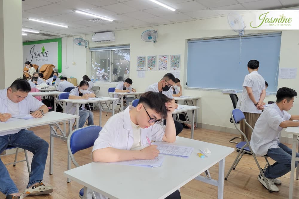 Học viên Jasmine luyện thi bằng tóc tại Mỹ – Ôn thi lý thuyết và thực hành theo tiêu chuẩn State Board