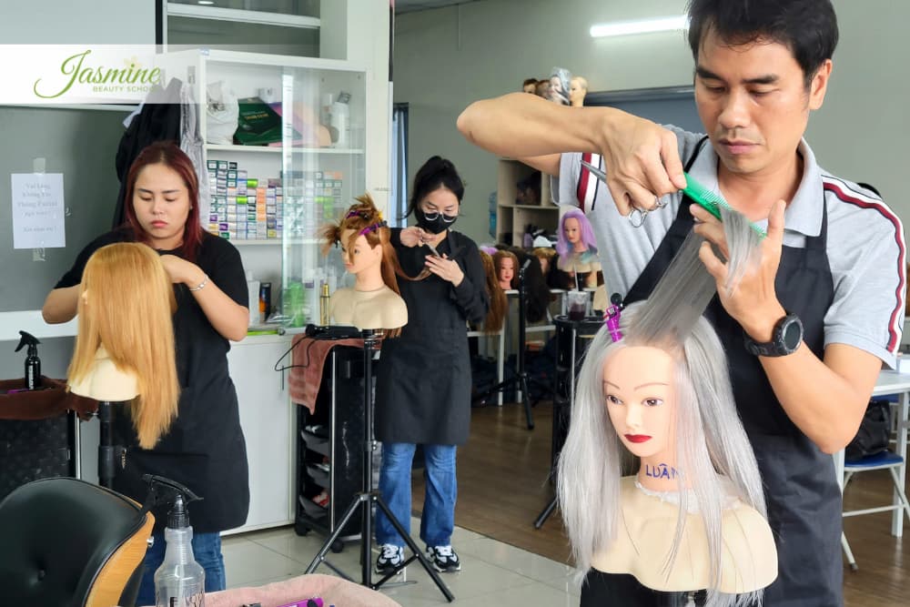 Lớp tóc thực hành tại Jasmine Beauty School