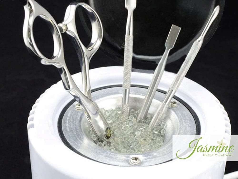 Quy trình vệ sinh dụng cụ nail – bước khử trùng dụng cụ bằng máy chuẩn EPA