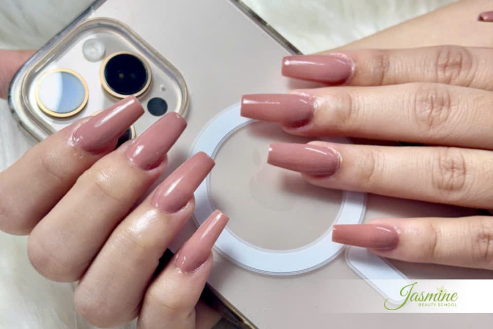 Sản phẩm học viên thực hành tại Jasmine – kỹ thuật sơn gel đúng cách với lớp màu đều, bóng đẹp và giữ sơn gel lâu tróc nhờ khử dầu móng kỹ và khóa đầu móng chuẩn.