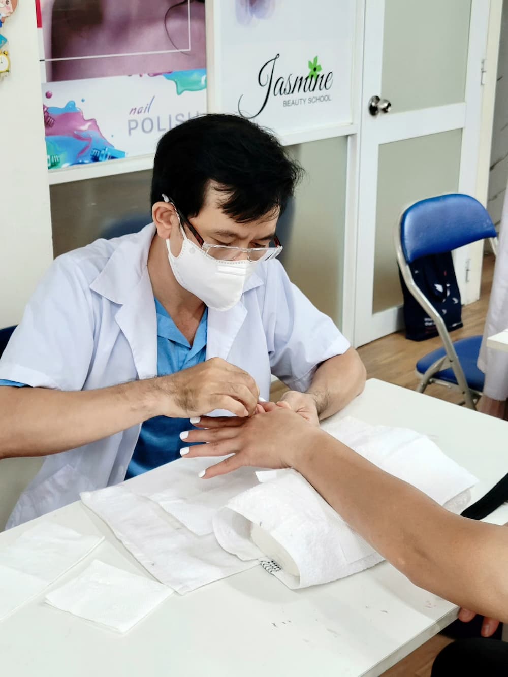 Học viên được hướng dẫn cách sơn móng tay đúng cách tại Jasmine Beauty School để tránh lỗi bong tróc, lem màu và giúp giữ sơn lâu tróc.