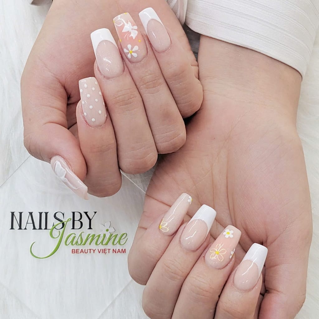 Sản phẩm học viên Jasmine – kỹ thuật đắp bột đầu trắng và vẽ hoa