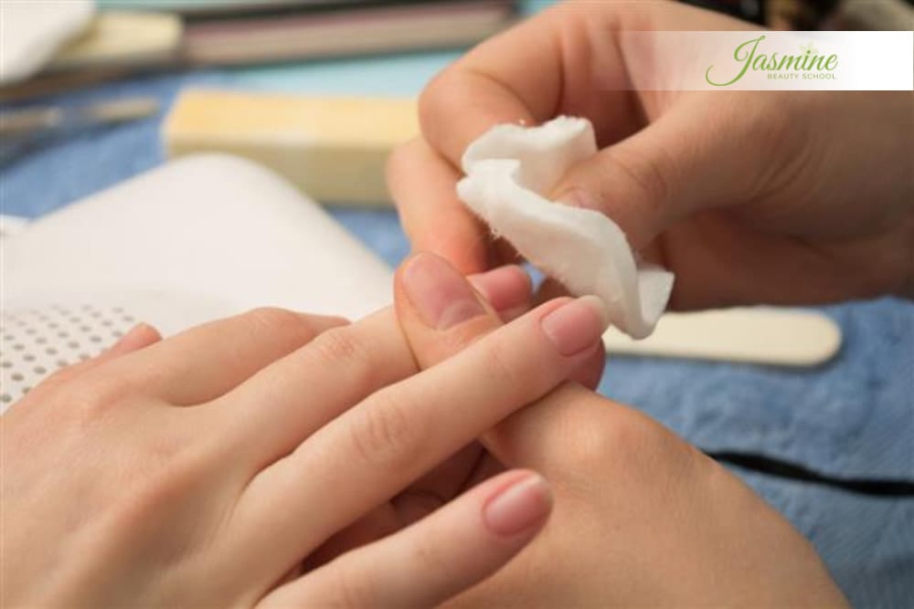 tẩy sạch dầu nhờn và bụi móng bằng acetone – chuẩn bị móng trước khi sơn gel tại Jasmine Beauty School