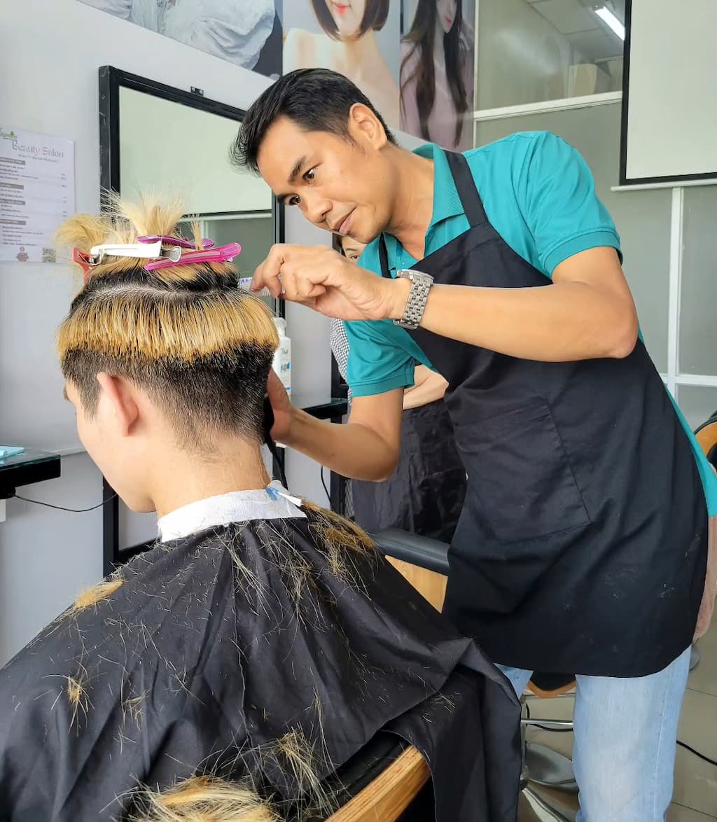 Học viên Jasmine luyện thi barber thực hành mỹ với kỹ năng cắt tóc nam fade – chuẩn bị cho kỳ thi lấy license tại Mỹ.