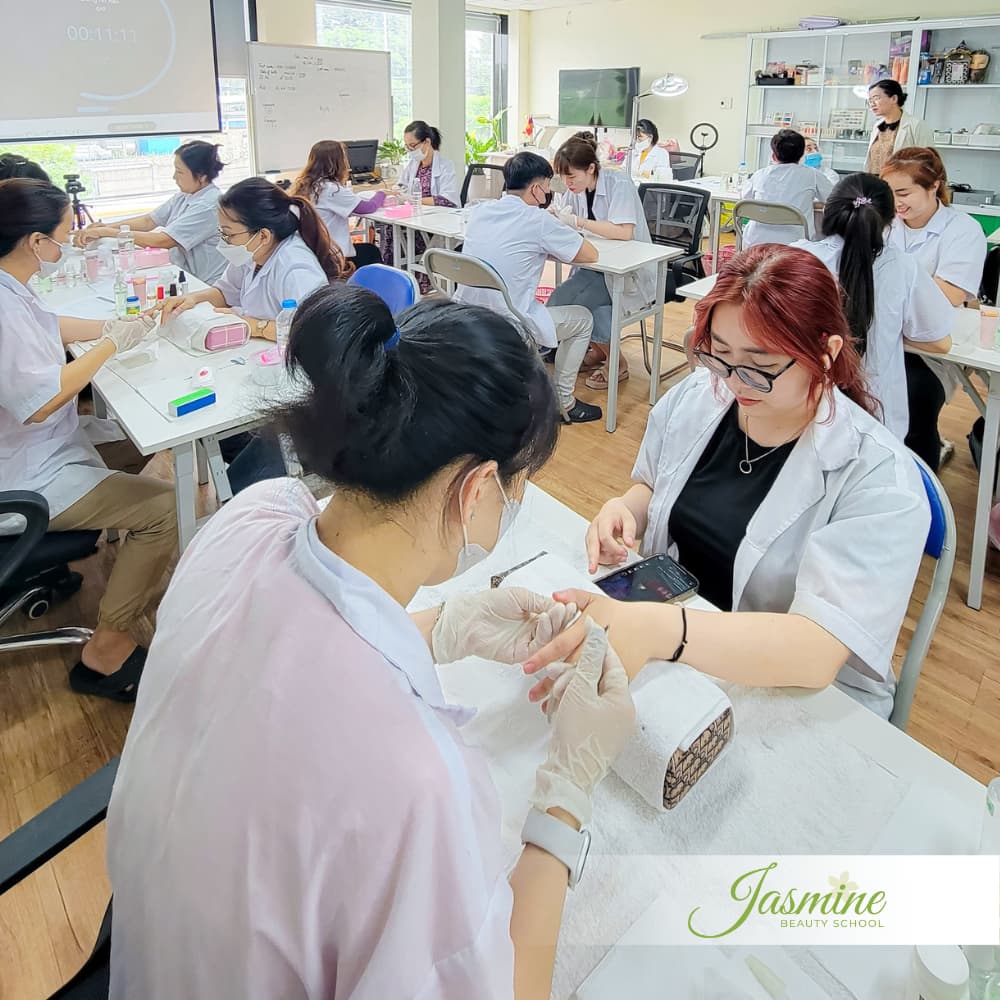 Học viên Jasmine Việt Nam thực hành kỹ thuật nail theo chuẩn Mỹ – Đáp ứng giờ học để thi bằng nail hợp pháp và lấy giấy phép hành nghề nail tại Mỹ