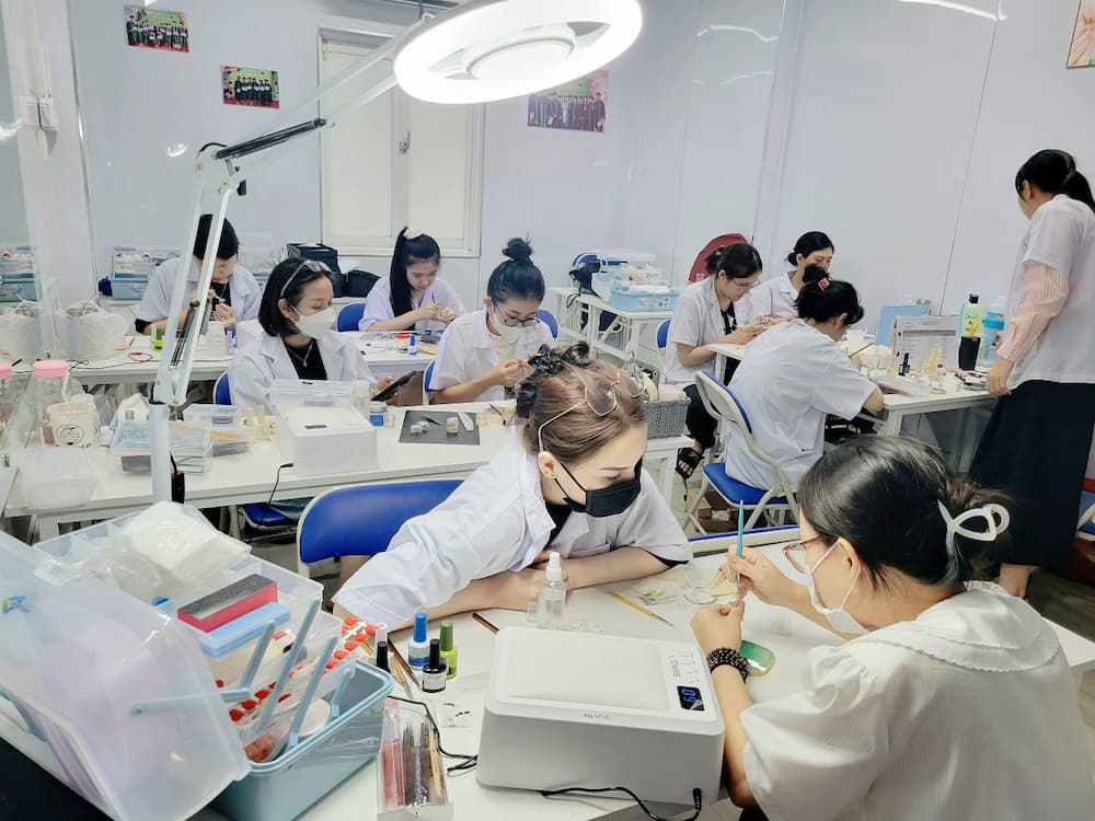 Lớp thực hành Nail tại Jasmine – Trang bị kỹ năng đúng chuẩn State Board để học viên có tay nghề vững tại Việt Nam rút ngắn thời gian học lại khi sang Mỹ thi bằng Nails