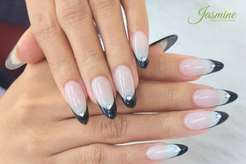 Mẫu nail đắp bột ombre đen sắc sảo, đầu móng nhấn charm đá nhỏ tạo điểm sáng tinh tế.