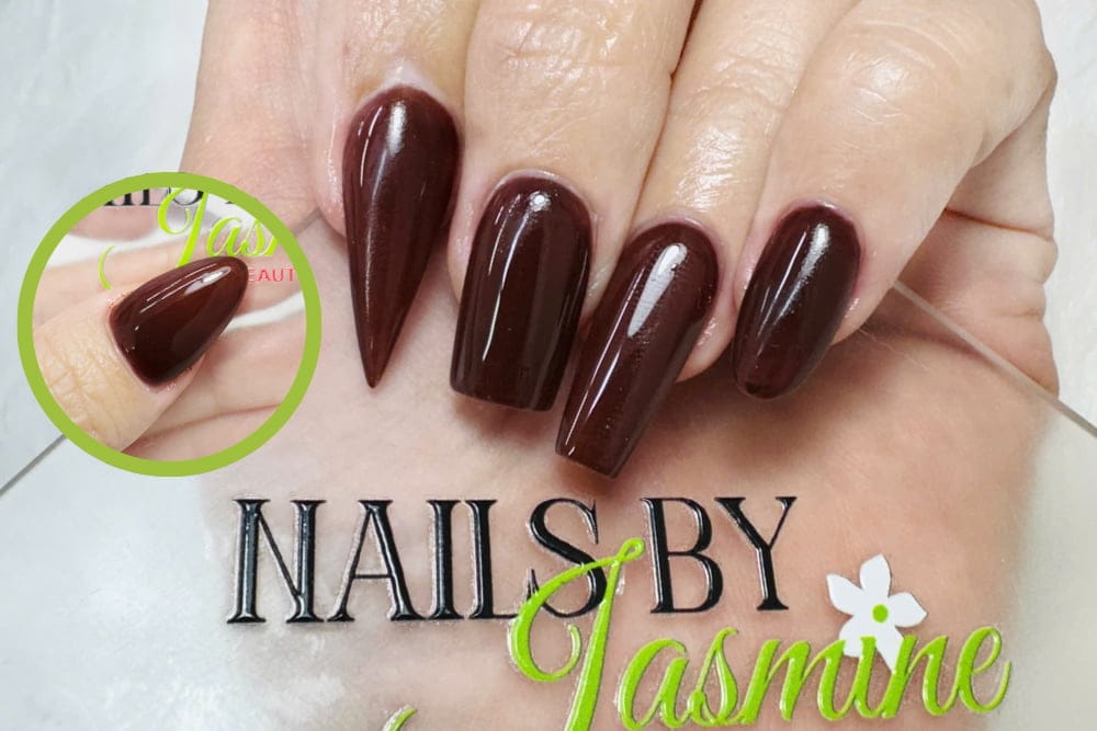 Mẫu nail hoàn chỉnh học viên sau 3 tháng học – kỹ thuật đắp bột, dũa form và sơn gel nâu bóng đạt chuẩn salon tại Jasmine Beauty School.