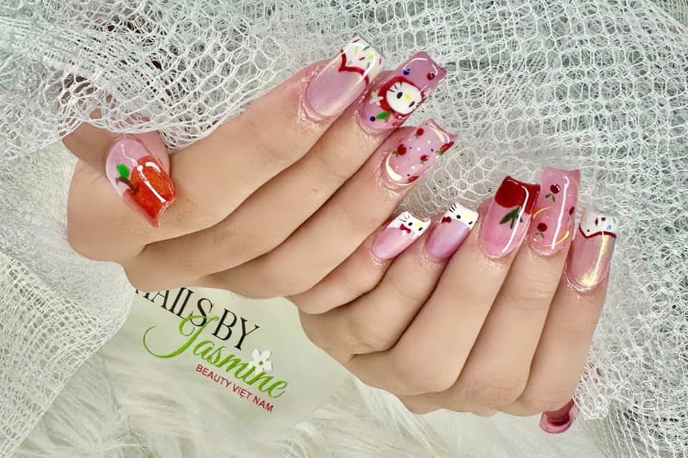 Thiết kế đắp bột nổi bật với loạt họa tiết hoạt hình, trái cây và hiệu ứng ombre hồng dễ thương.