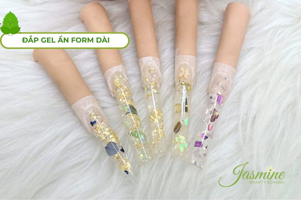 Mẫu nail học viên đắp gel ẩn trên form dài, phối hoa khô, nhũ ánh kim và phụ kiện nổi bên trong móng giả.