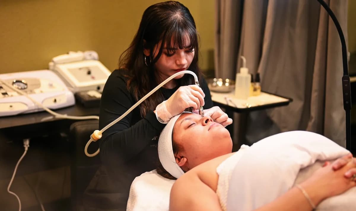 Điều kiện để lấy bằng chăm sóc da tại California (Facials)