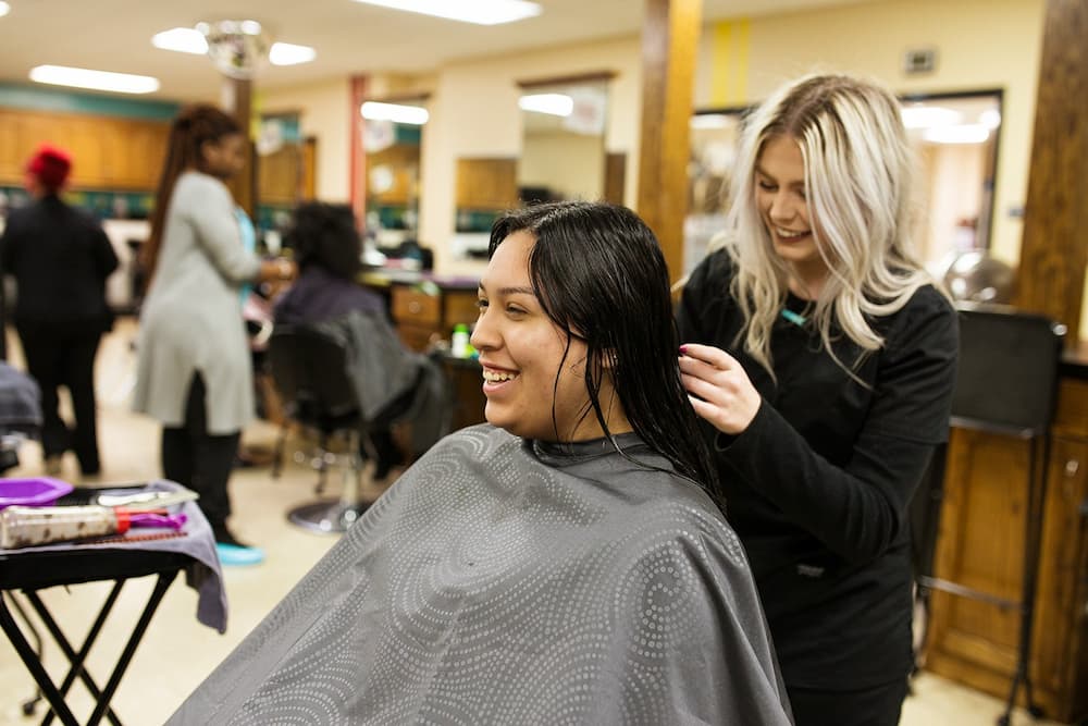 Điều kiện lấy bằng Cosmetology tại Texas