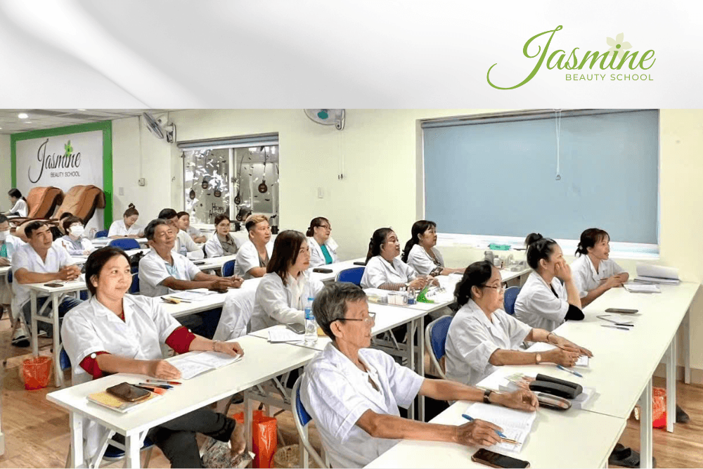 Lớp học lý thuyết tại Jasmine – bước quan trọng để lấy bằng thẩm mỹ tại California