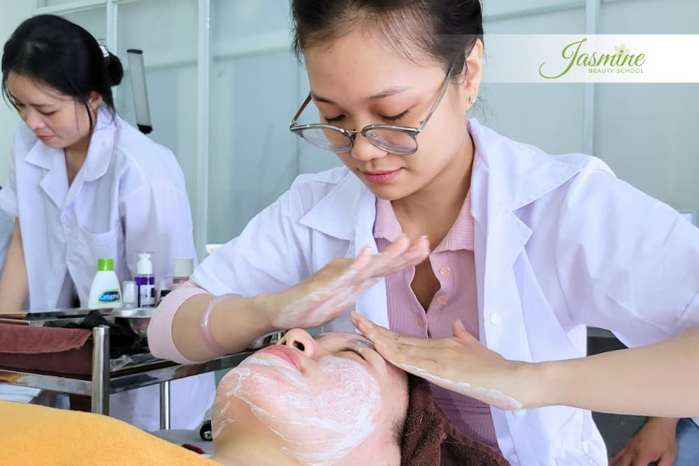 Lớp facials thực hành tại Jasmine Beauty School