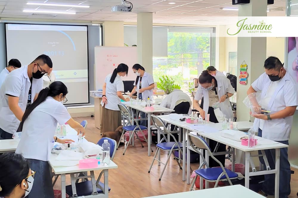 Lớp nails thực hành tại Jasmine Beauty School