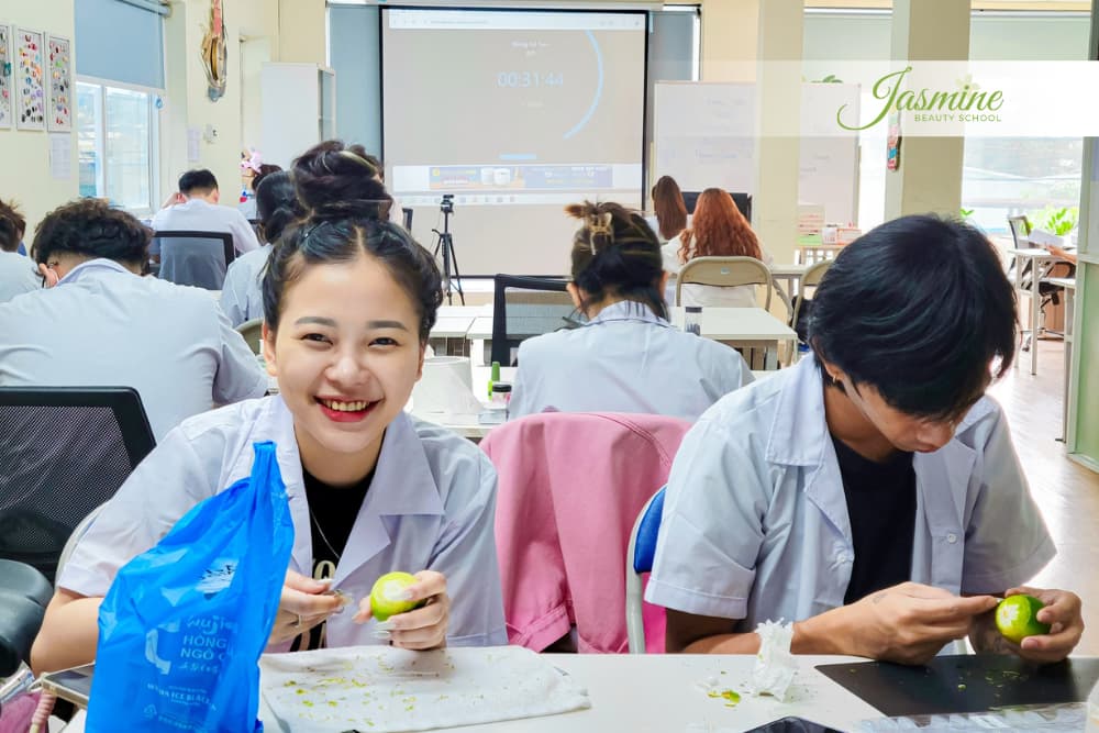 Lớp nails thực hành tại Jasmine Beauty School