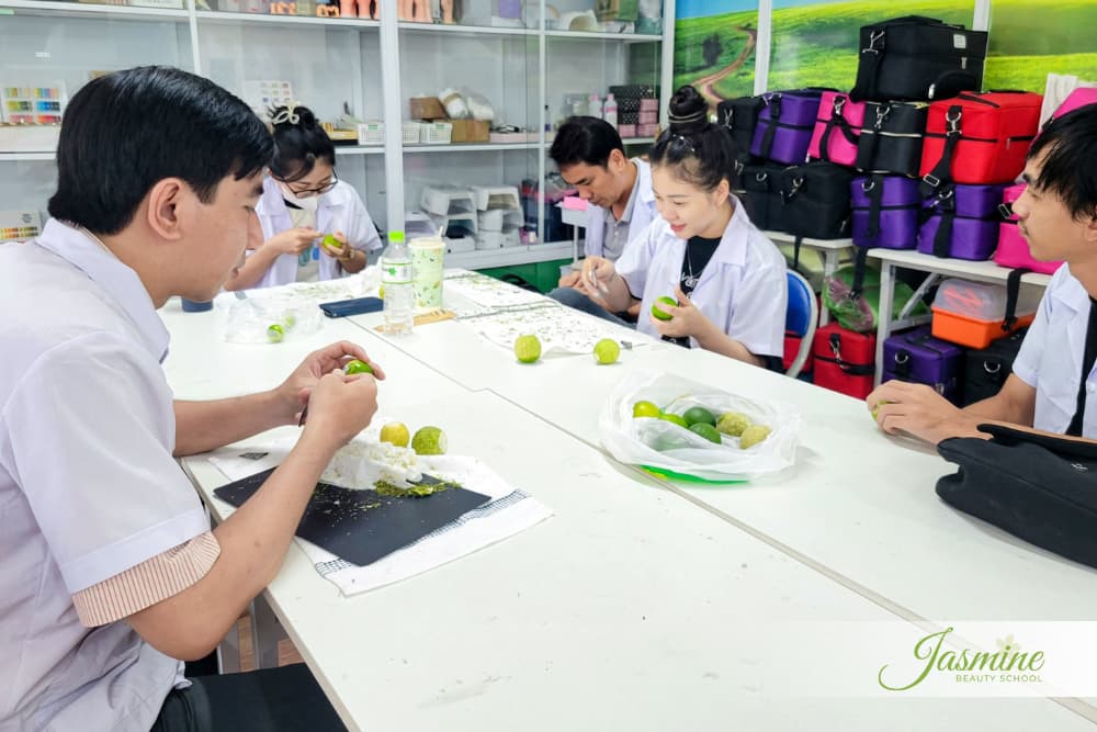 Lớp nails thực hành tại Jasmine Beauty School