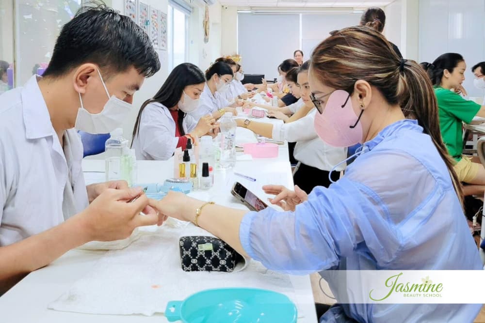 Lớp nails thực hành tại Jasmine Beauty School
