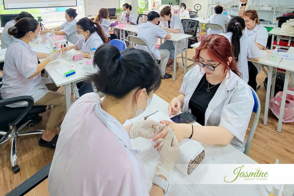 Học viên lớp Nail tại Jasmine Beauty School trong giờ thực hành