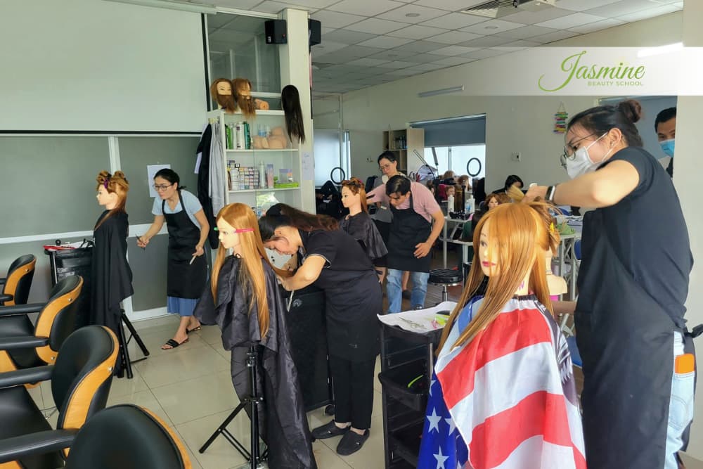 Lớp tóc thực hành tại Jasmine Beauty School