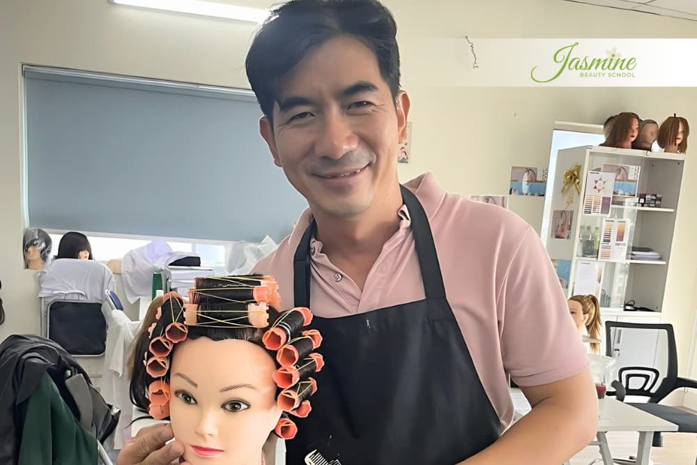 Lớp tóc thực hành tại Jasmine Beauty School