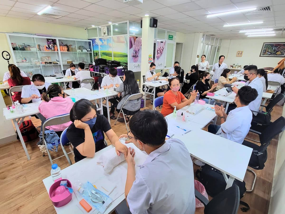 Không còn băn khoăn học nails có khó không khi thấy học viên Jasmine chăm chỉ thực hành trên mẫu thật mỗi ngày.