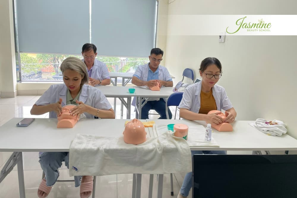 Lớp facials thực hành tại Jasmine Beauty School