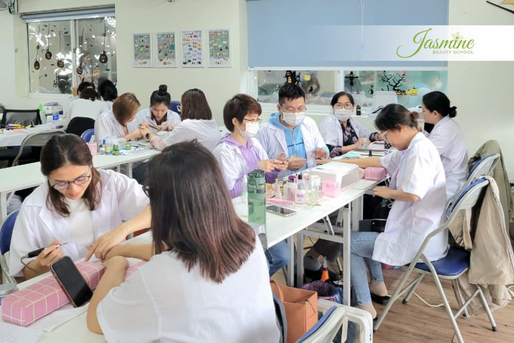 Học viên lớp nails tại Jasmine Beauty School đang thực hành trên mẫu thật
