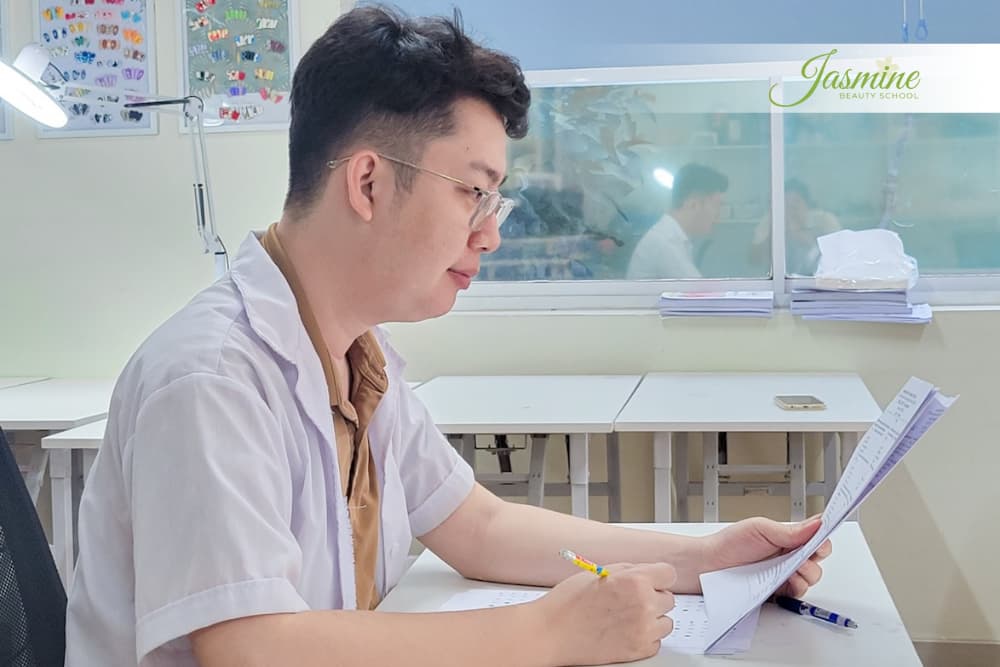 Lớp nails lý thuyết tại Jasmine Beauty School