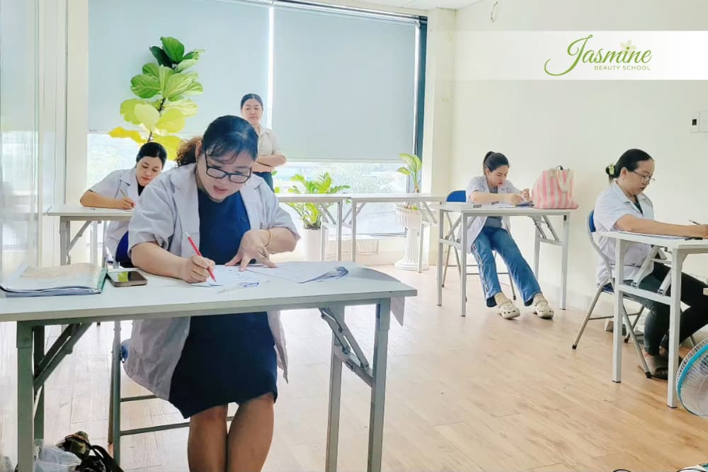 Lớp nails lý thuyết tại Jasmine Beauty School